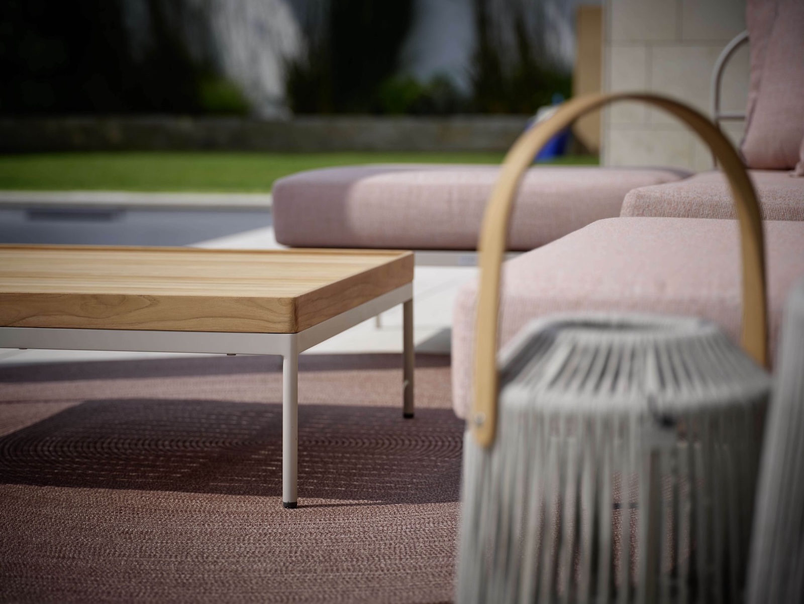 Stern Coco Beistelltisch Gartentisch Lounge-Tisch Aluminium greige Teakholz-Platte