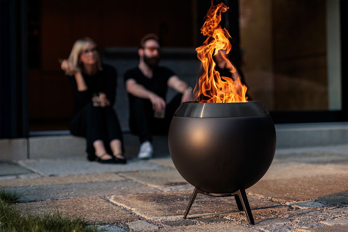 höfats MOON 45 Feuerkorb mit niedrigem Fuß Ø 45 cm all black für Brennholz und Pellets 00941