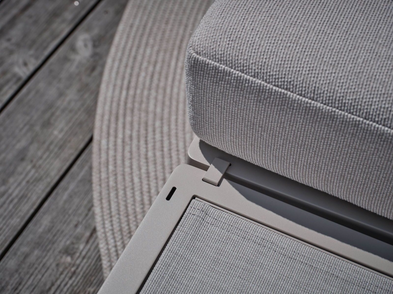 Stern Coco Hocker Sitzhocker Lounge-Hocker Aluminium greige Kissen greige/vanilla